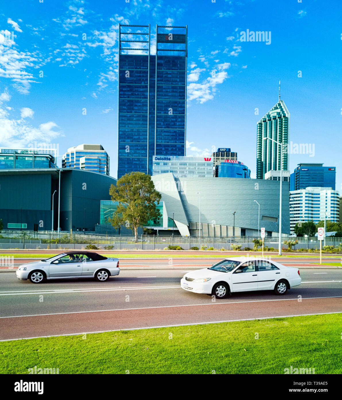 Autos fahren entlang des Riverside Drive in Perth City. Stockfoto