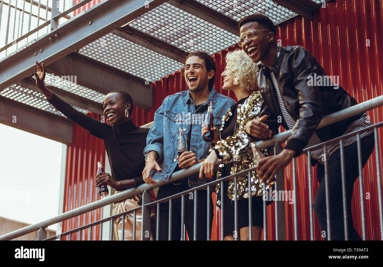 Multirassischen Jugendlichen heraus hängen am Wochenende. Gruppe junger Menschen Geselligkeit und etwas trinken. Stockfoto