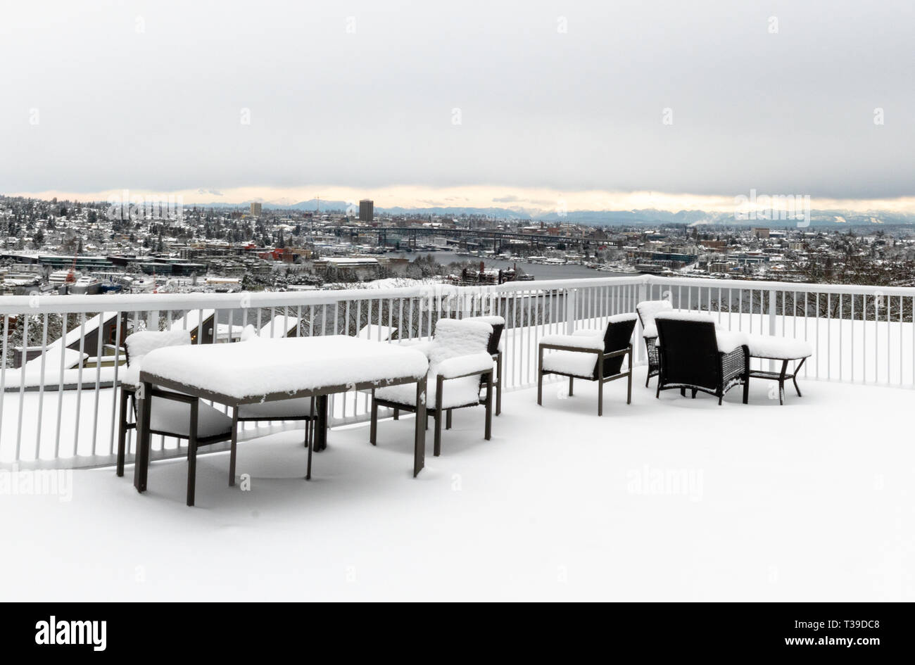 Seattle, Washington - 2019-02-09-Essen im Freien auf der Dachterrasse mit Schnee bedeckt nach dem snowpocalypse 2019 in Seattle eingestellt Stockfoto