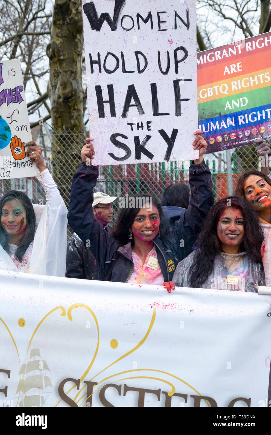Mitglied des Indo-Caribbean Jahajee Schwestern, eine Gruppe, die sich der Förderung der Gleichstellung & Sicherheit für Frauen. Im Holi-Parade in Queens, New York Stockfoto