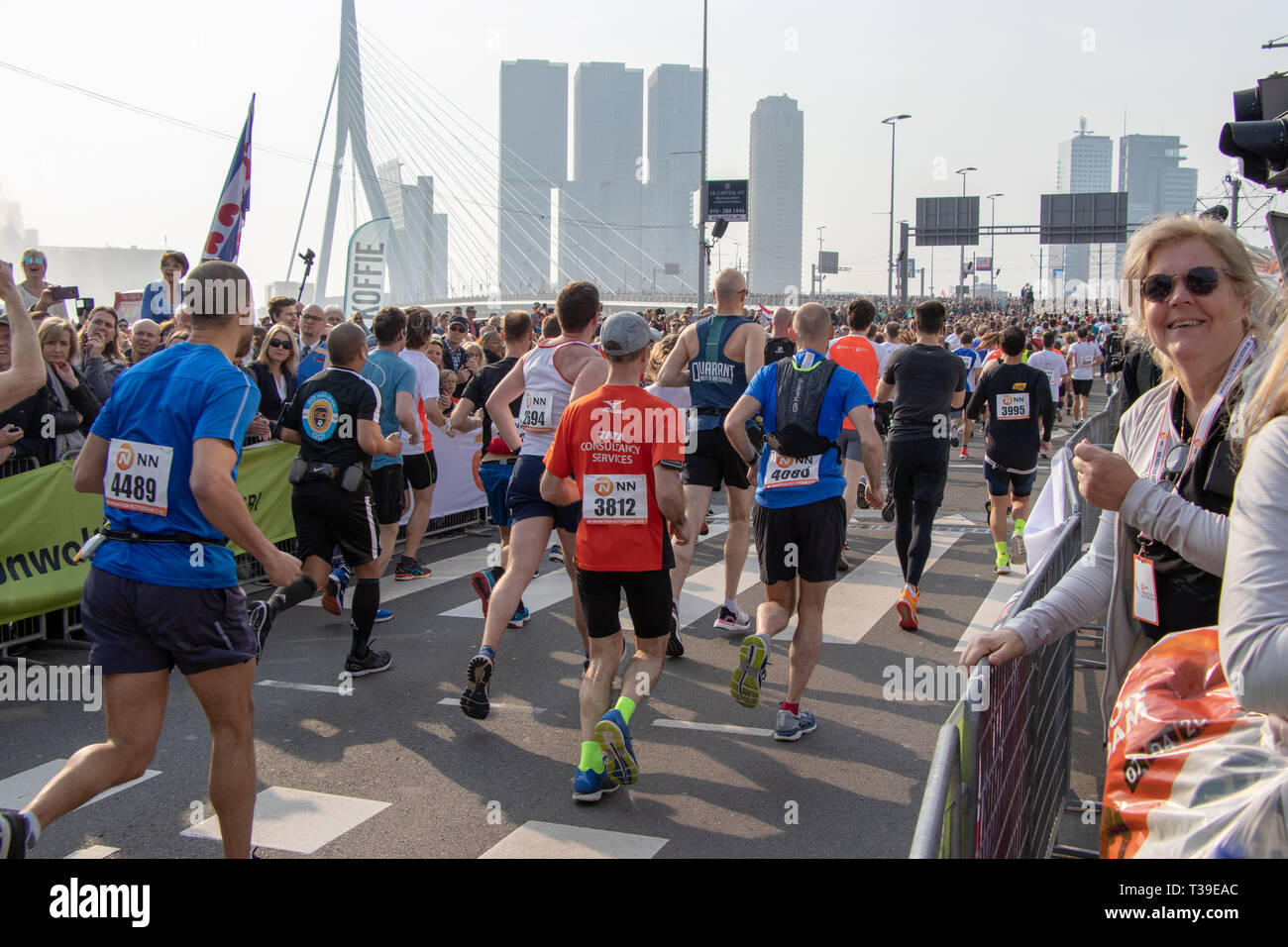 Rotterdam, die Niederlande. 07 Apr, 2019. Marathonläufer und Unterstützer. Stockfoto Rotterdam, die Niederlande. 07 Apr, 2019. Marathonläufer und Unterstützer. Stockfoto