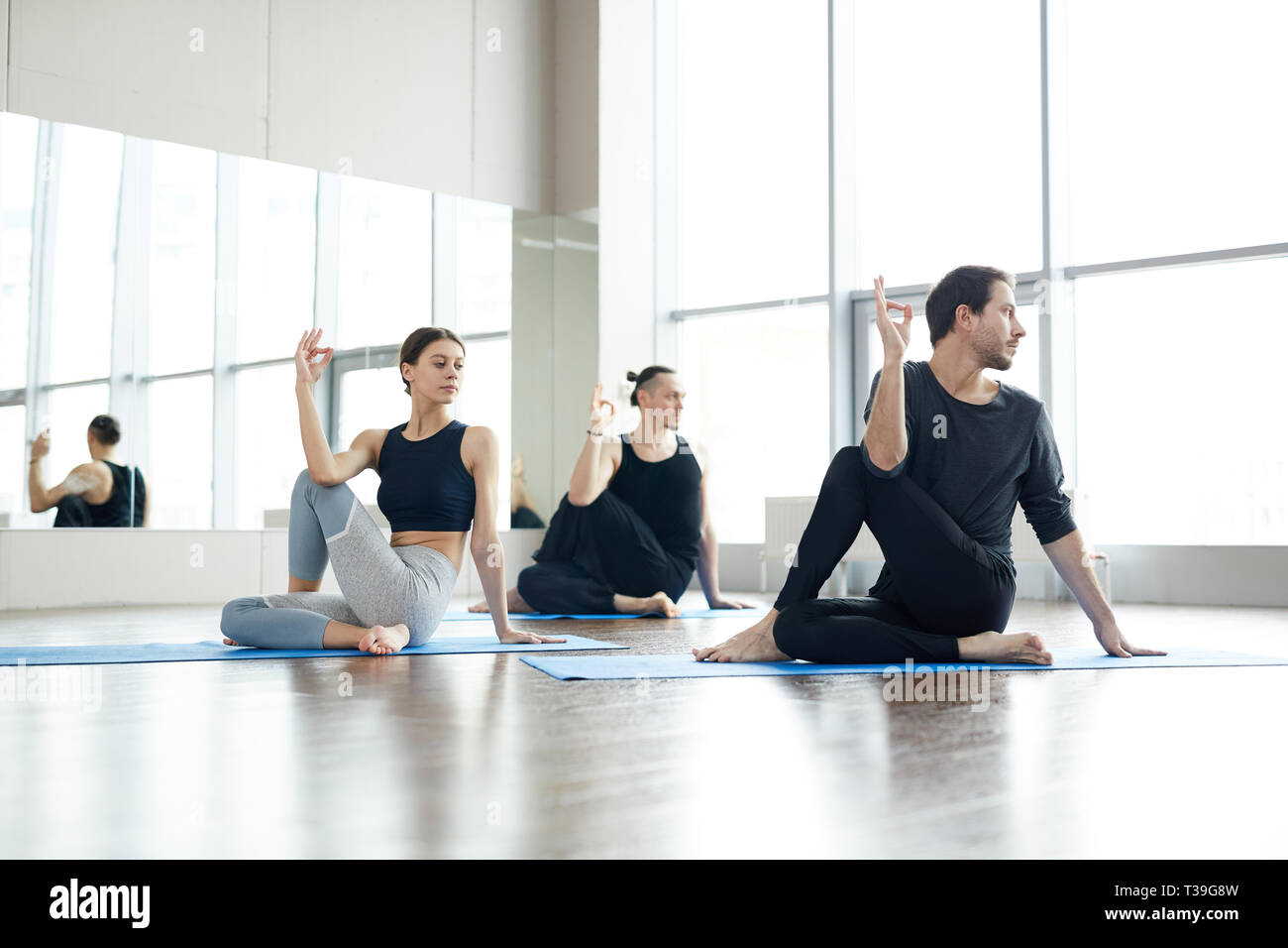 Stärkung der Wirbelsäule Kern an Yoga Praxis Stockfoto