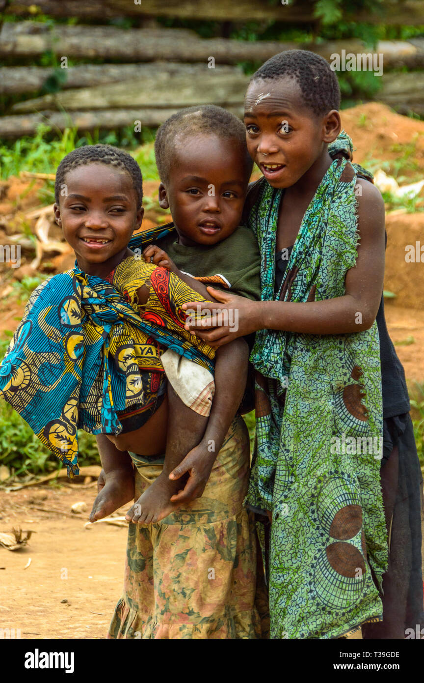 Malawische Mädchen ihren jüngeren Bruder, die Ihr zurück Wer leidet mit hydrocephalus Stockfoto