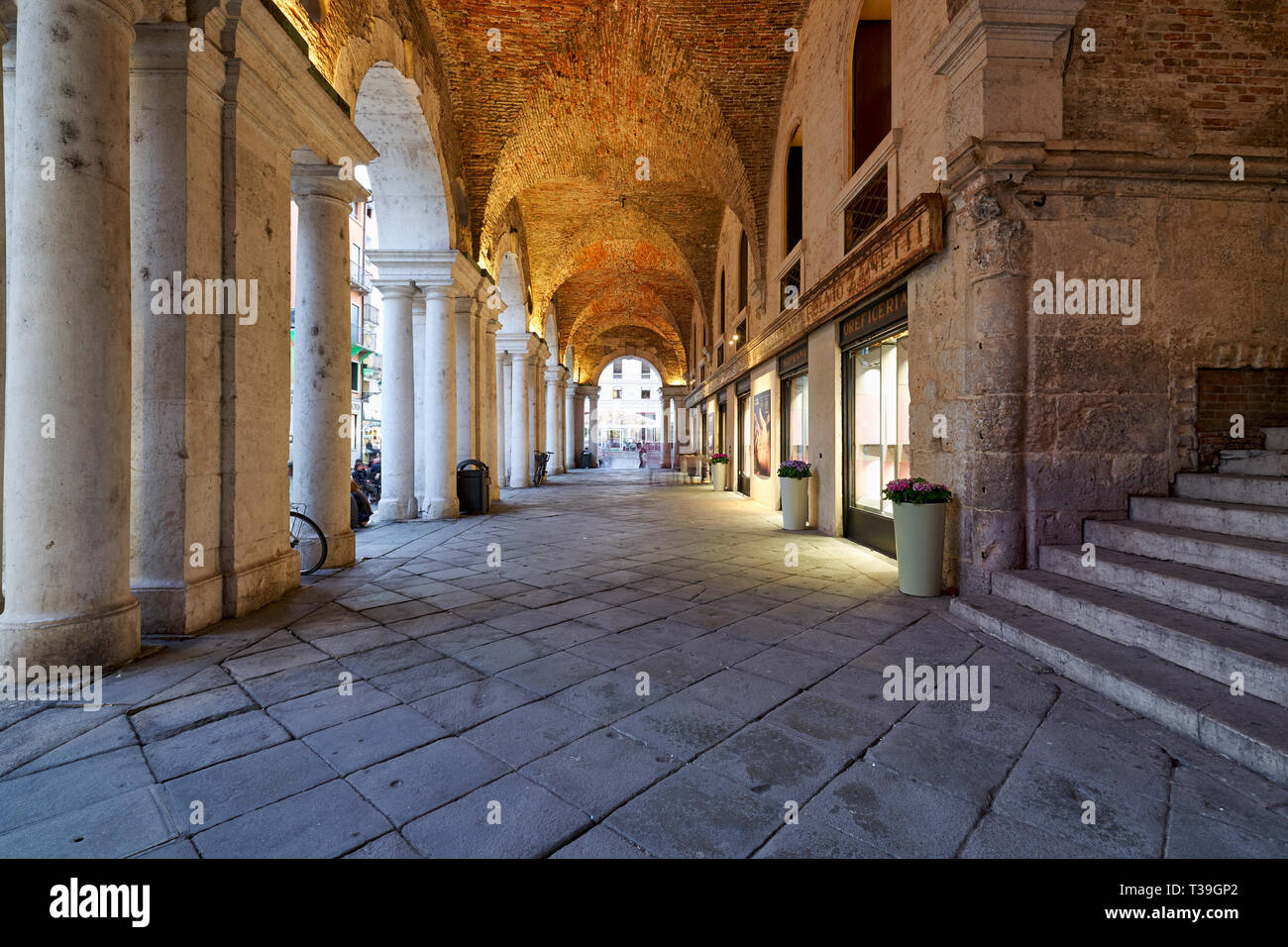 Die mittelalterliche Arcade in Piazza dei Signori, Vicenza, Venetien, Italien Stockfoto