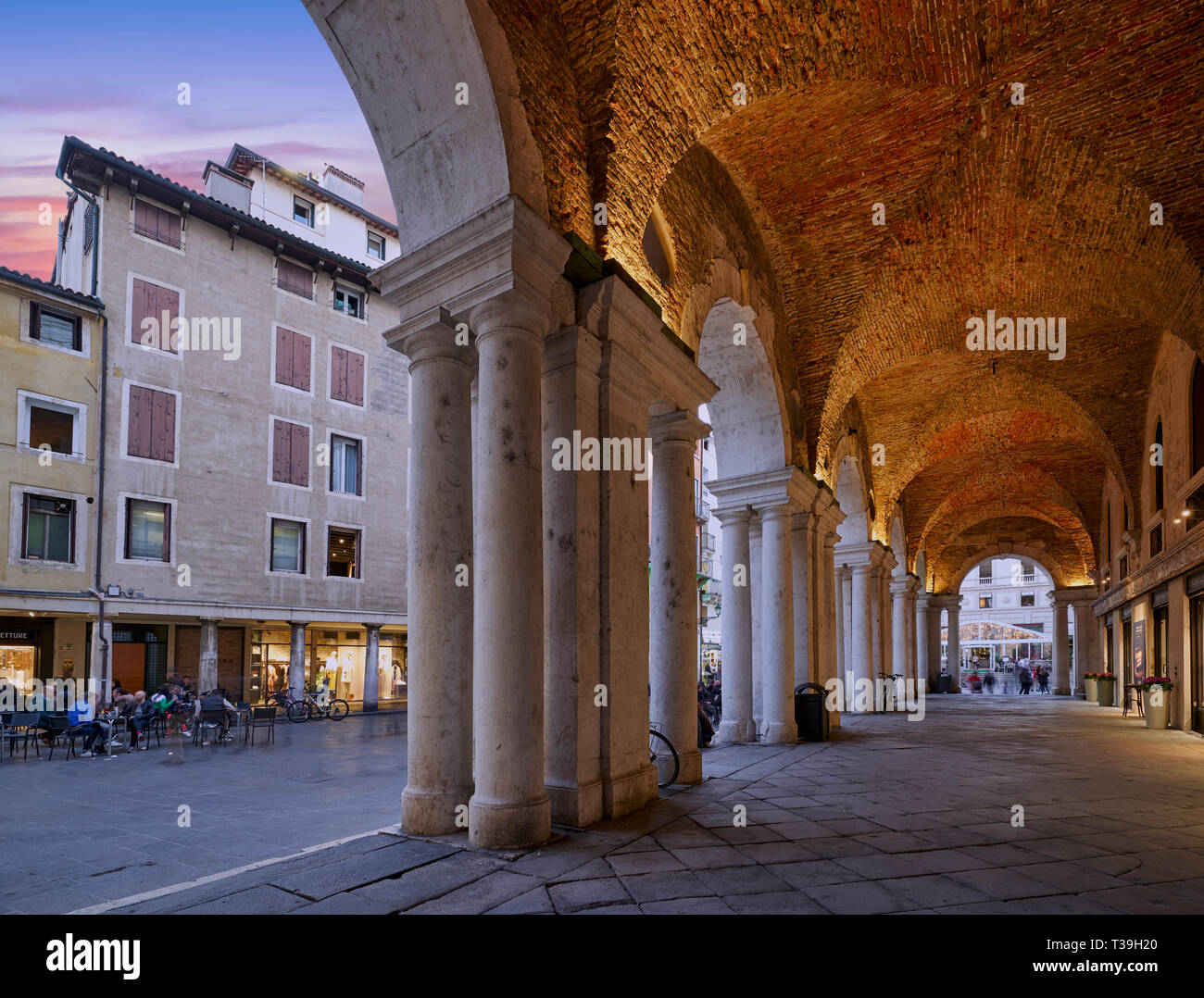 Die mittelalterliche Arcade in Piazza dei Signori, Vicenza, Venetien, Italien Stockfoto