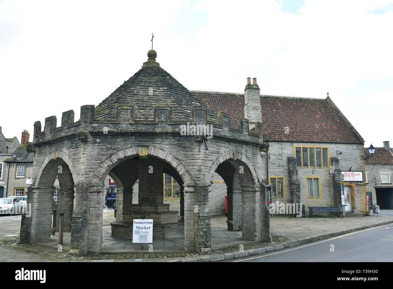 Martock/ˈSʌmərtən/ist eine Gemeinde in der englischen Grafschaft Somerset, England. Die Butter Kreuz und Marrket Square und das White Hart Stockfoto