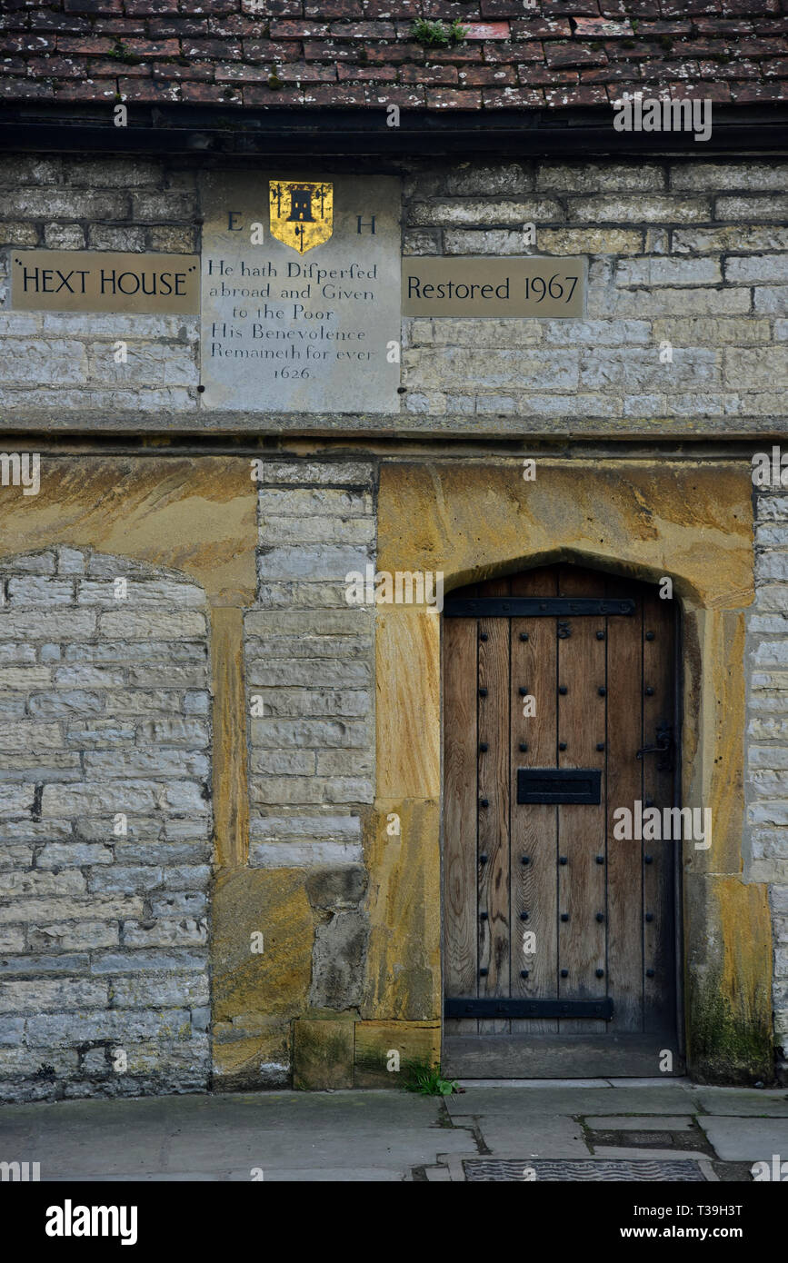 Martock/ˈSʌmərtən/ist eine Gemeinde in der englischen Grafschaft Somerset, England. Die Butter Kreuz und Marrket Square und das White Hart Stockfoto