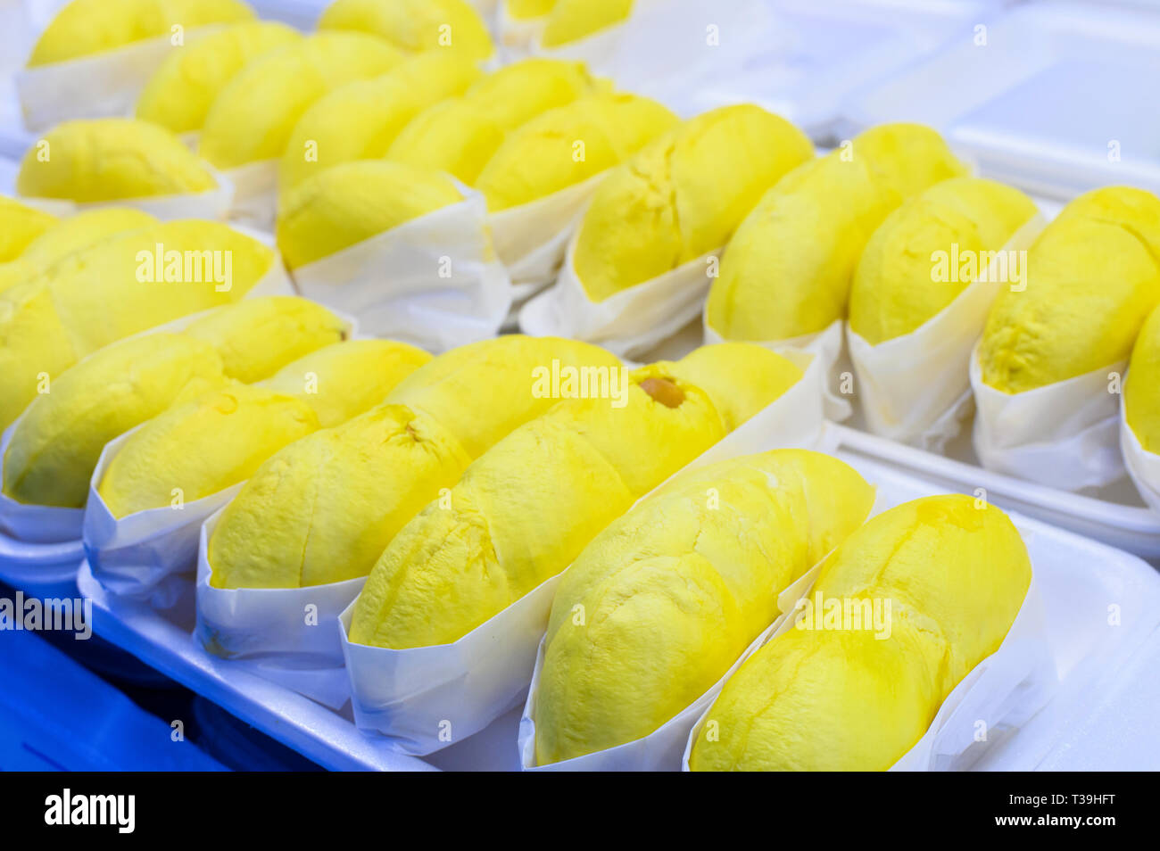 Geschälte durian für Verkauf am Obstmarkt Stockfoto