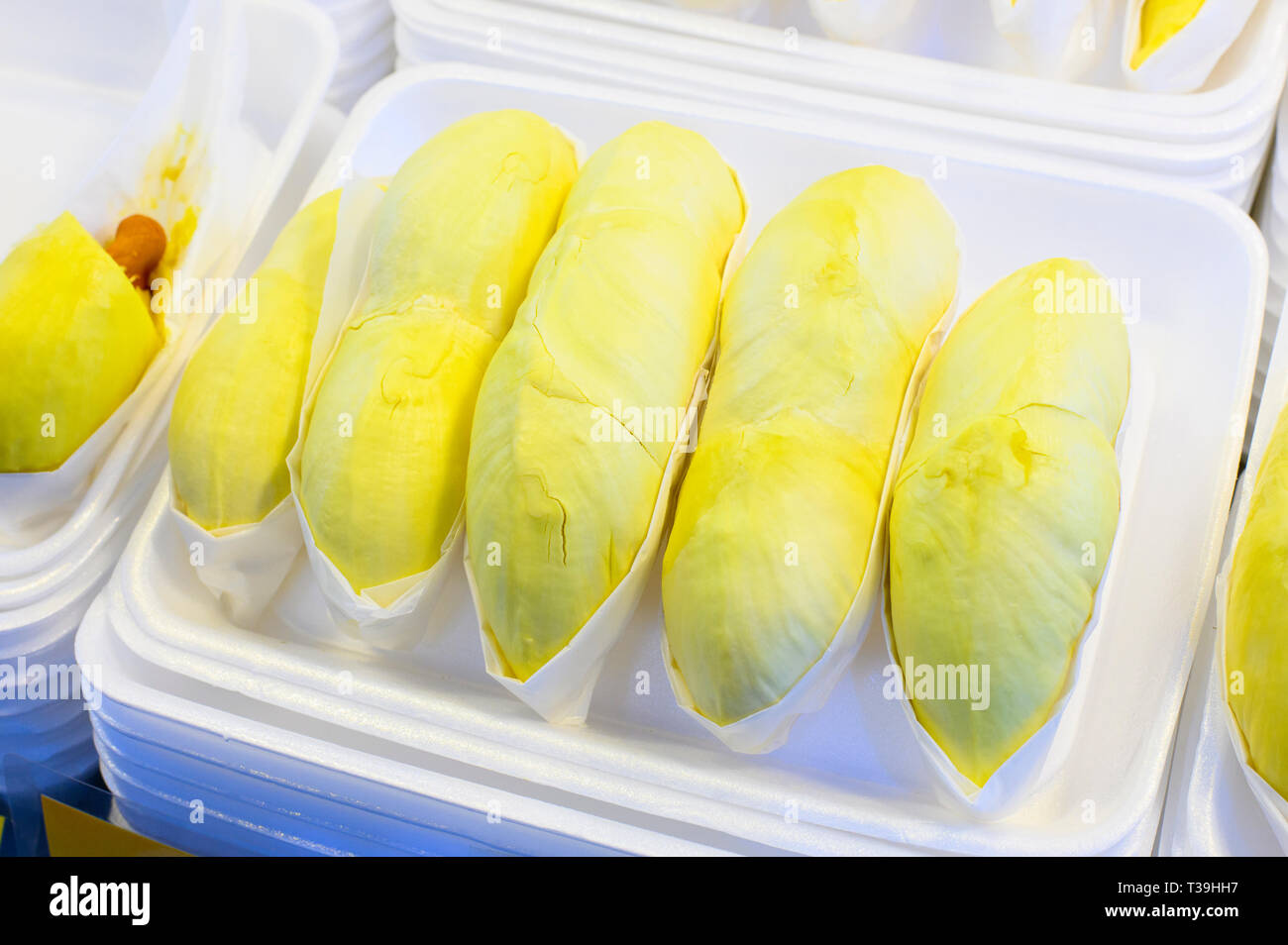 Frische Durian Frucht zum Verkauf am Markt verpackt Stockfoto