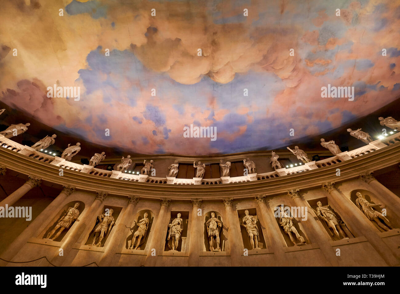 Vicenza, Venetien, Italien. Das Teatro Olimpico ('olympischen Theater') ist ein Theater in Vicenza, Norditalien, in 1580-1585 gebaut. Das Theater war der Stockfoto