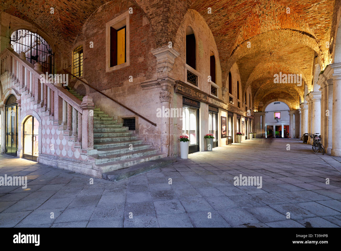 Die mittelalterliche Arcade in Piazza dei Signori, Vicenza, Venetien, Italien Stockfoto