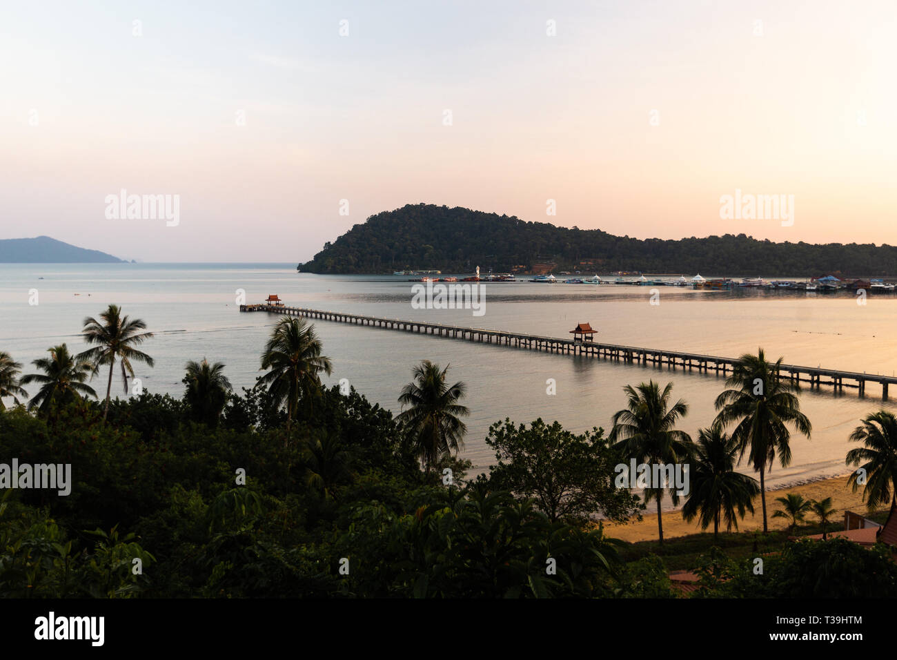 Sonnenuntergang mit Blick auf den Pier - Koh Chang, Thailand, April 2018 - Lebendige Stockfoto