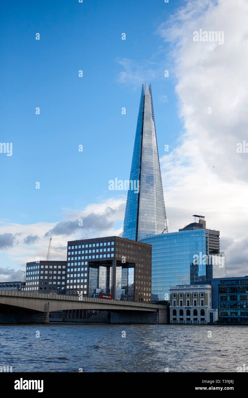 Der Shard gesehen von Paul's Walk, Nord-Bank der Themse in London, England, Grossbritannien. Stockfoto