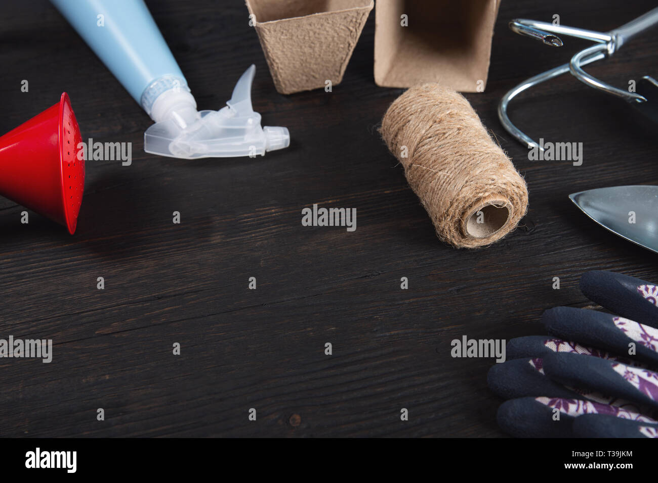 Gartengeräte auf dunklem Hintergrund. Frühling Garten Arbeit Konzept Stockfoto