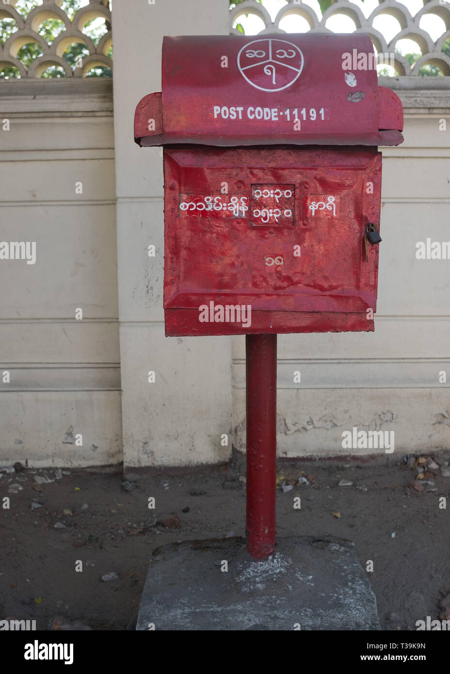 Red mail box in Yangon, Myanmar (Birma) Stockfoto