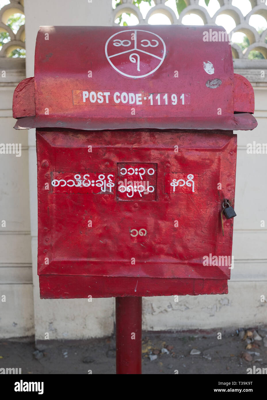 Red mail box in Yangon, Myanmar (Birma) Stockfoto