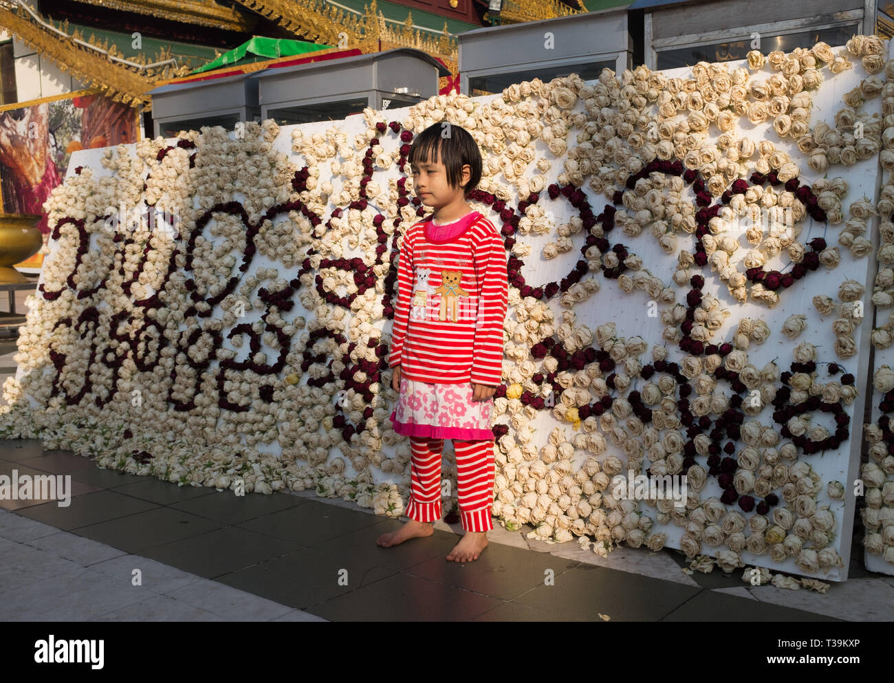 Junge Mädchen für ein Foto bei der Shwedagon Pagode posiert, offiziell genannten Shwedagon Zedi Daw und auch als der Große Dagon Pagode und den Goldenen Pagod bekannt Stockfoto