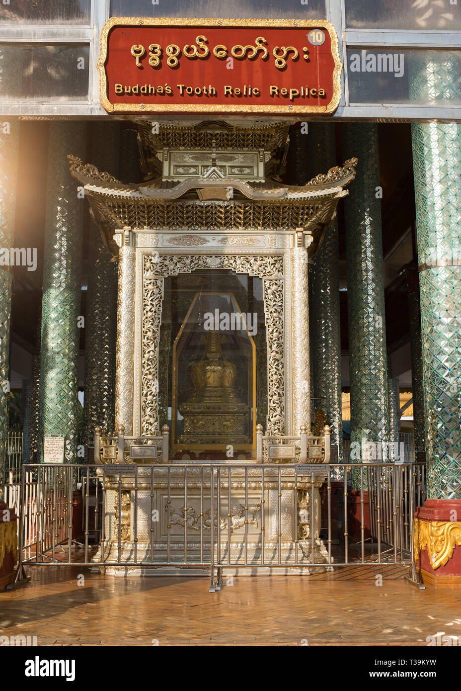 Die Shwedagon Pagode, die offiziell genannten Shwedagon Zedi Daw und auch als der Große Dagon Pagode und die Goldene Pagode bekannt, ist eine vergoldete Stupa in entfernt Stockfoto