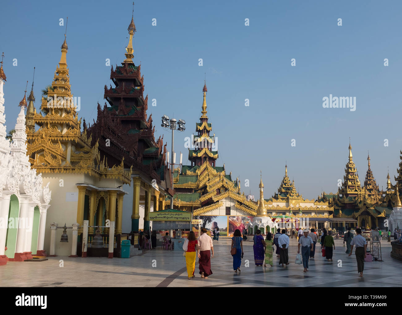 Pilger an der Shwedagon Pagode, die offiziell genannten Shwedagon Zedi Daw und auch als der Große Dagon Pagode, Yangon, Myanmar bekannt Stockfoto