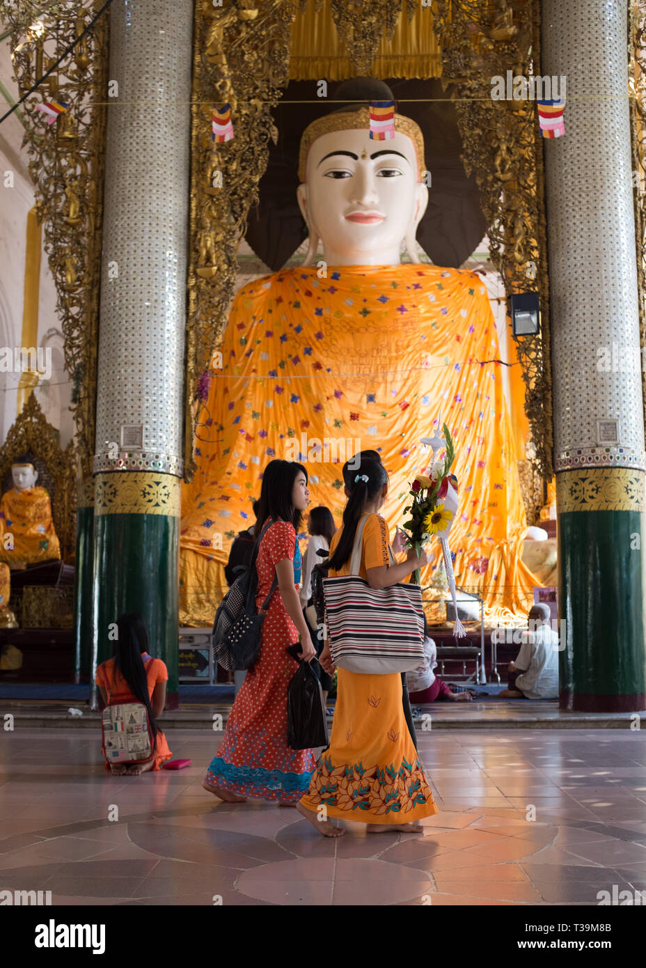 Pilger an der Shwedagon Pagode, die offiziell genannten Shwedagon Zedi Daw und auch als der Große Dago in Yangon, Myanmar (Birma) bekannt. Stockfoto