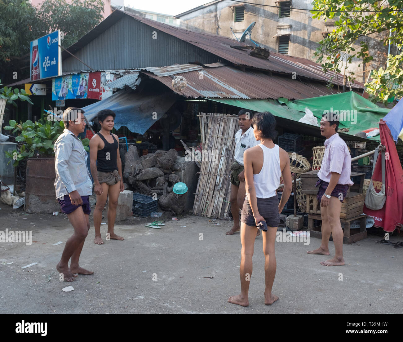 Männer spielen Chinlone auch als caneball bekannt ist, ist der traditionellen, nationalen Sport von Myanmar (Birma). Es ist nicht-wettbewerbsfähige, mit in der Regel sechs Personen p Stockfoto