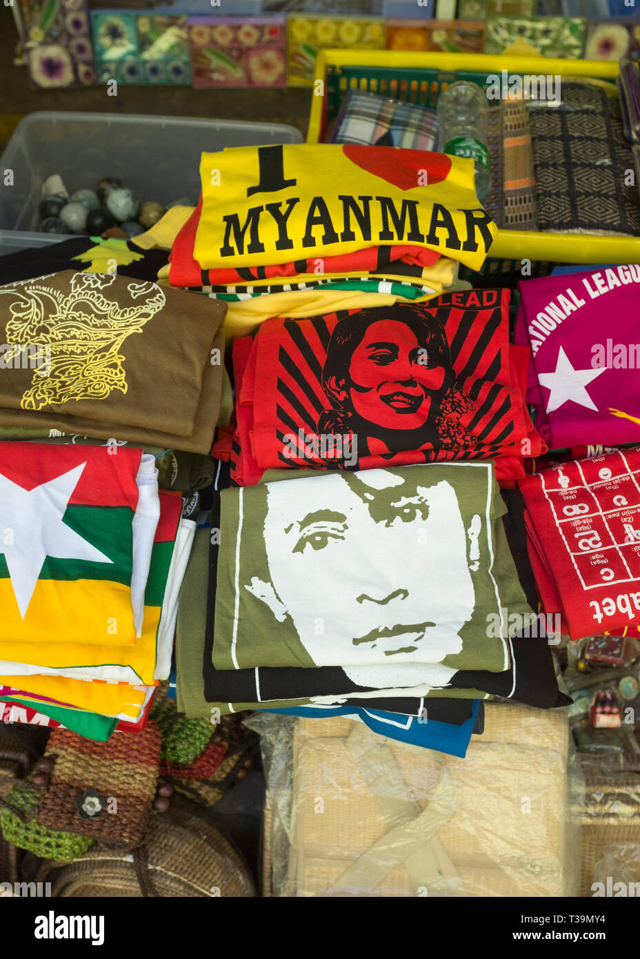 Souvenir t shirt Stall mit Bildern von Aung San Suu Kyi, der Bogyoke Aung San Markt, Yangon, Myanmar (Birma) Stockfoto