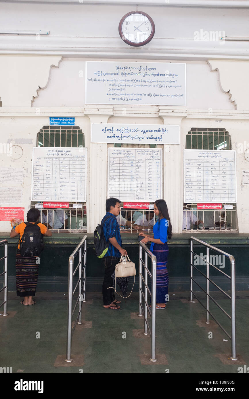 Ticket Counter in Yangon Hauptbahnhof, Yangon, Myanmar (Birma) Stockfoto