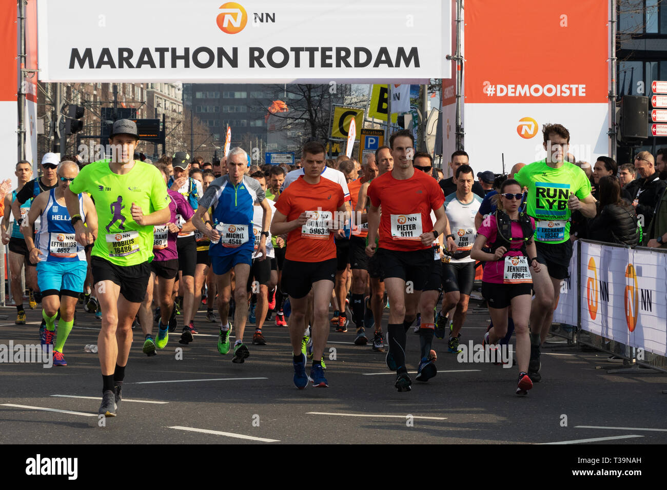 Rotterdam, die Niederlande. 07 Apr, 2019. Marathon Teilnehmer läuft von Anfang an. Stockfoto