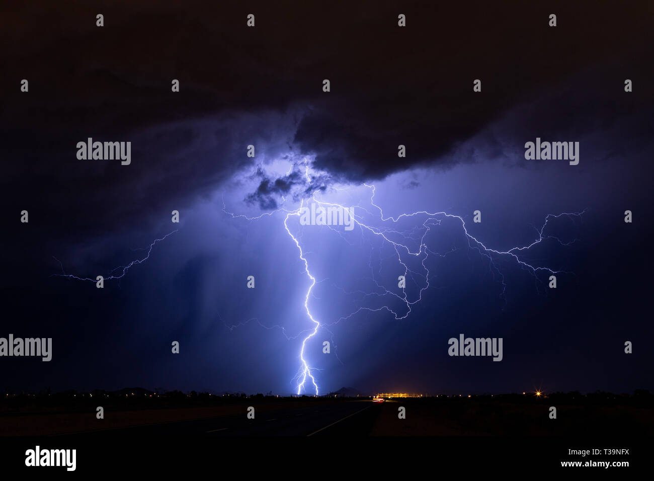 Blitz am Himmel während eines Monsunsturms über Phoenix, Arizona Stockfoto