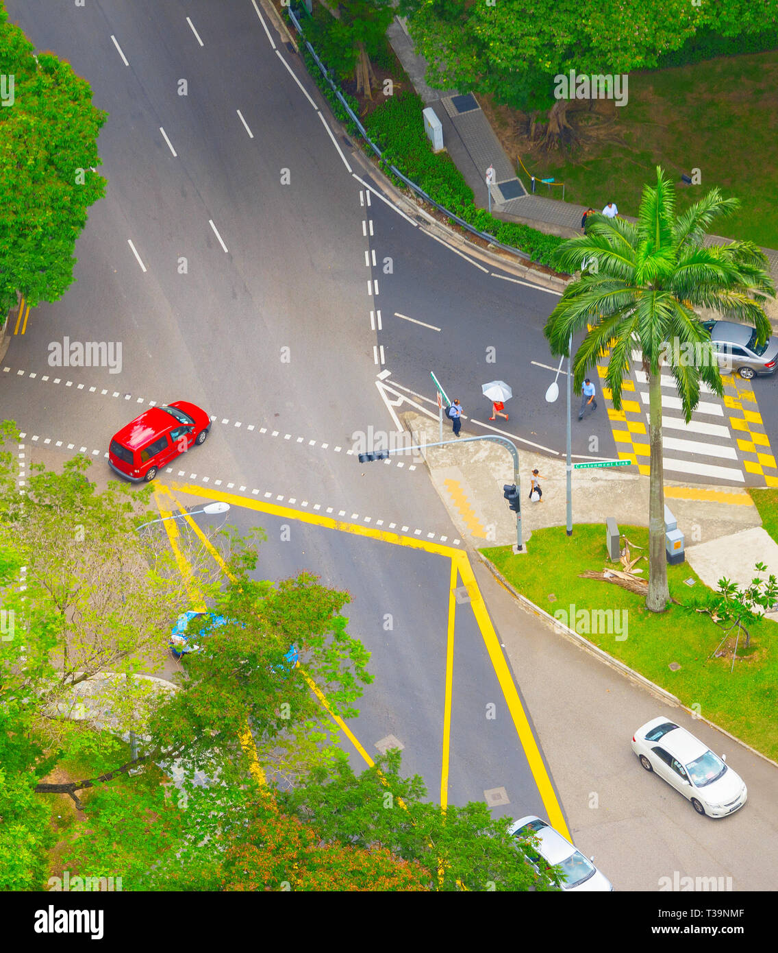 Luftaufnahme des Straßenverkehrs in Singapur. Menschen, die über die Straße Stockfoto