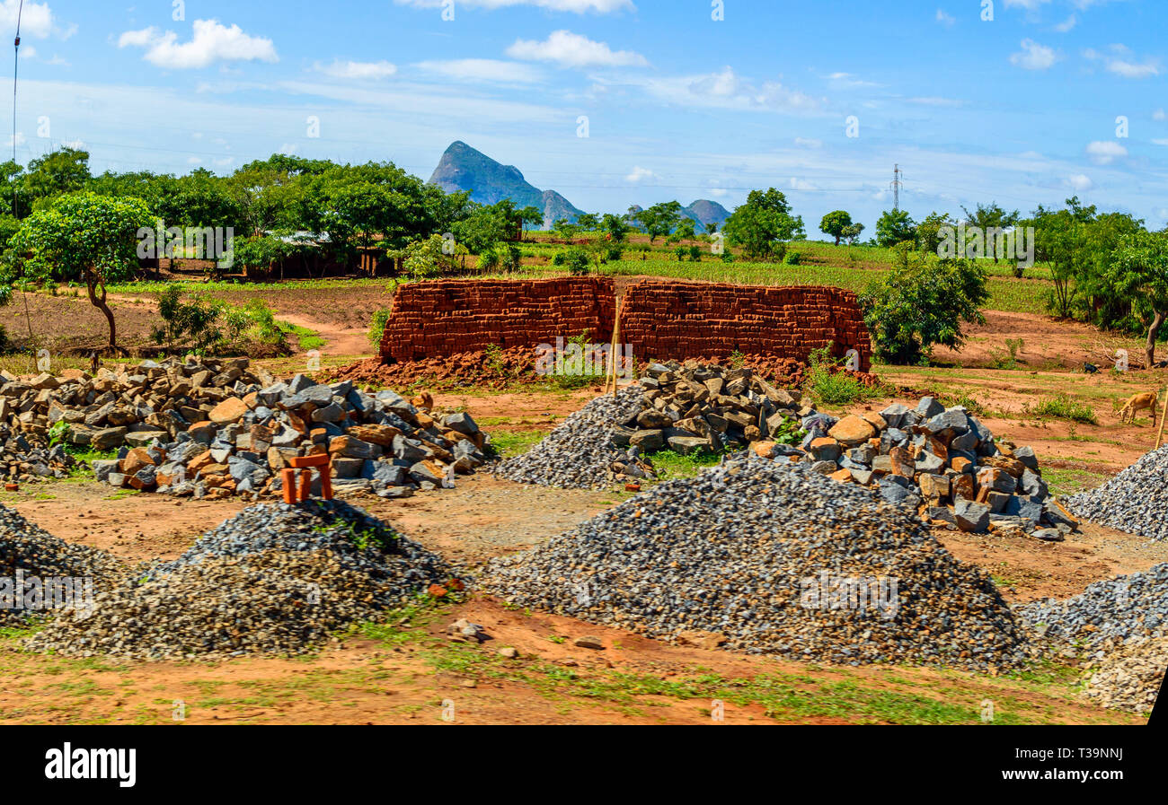 Gebrochene Stein und Ziegel Brennofen in einem Dorf in Malawi Stockfoto