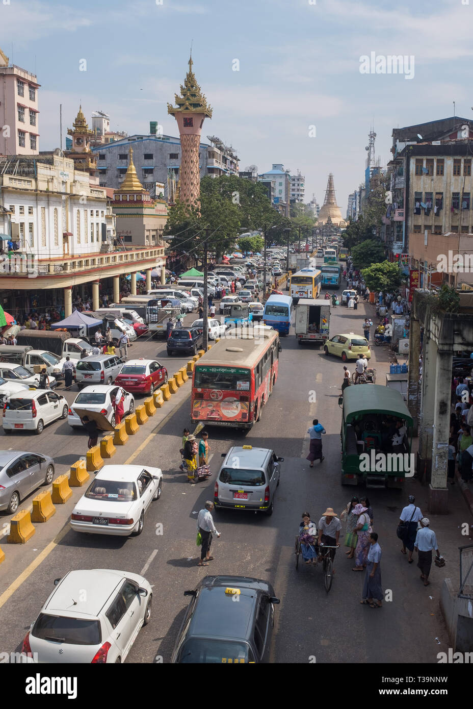 Verkehr in Maha Bandula/Bandoola Road, Sule Pagode im Hintergrund, Yangon (Rangun), Myanmar (Birma) Stockfoto