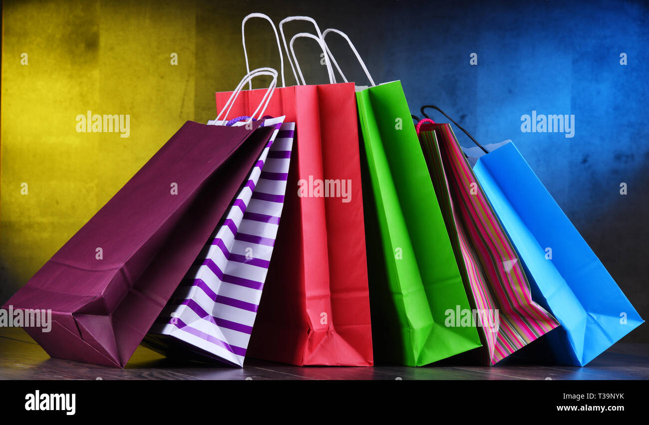 Zusammensetzung mit bunten Papier Einkaufstüten. Stockfoto