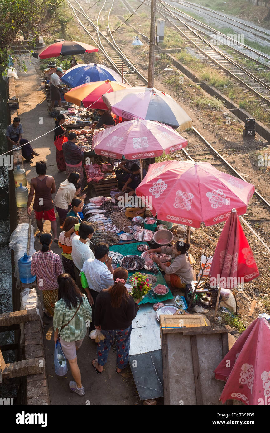Street Market neben der Bahnlinien in Yangon (Rangun), Myanmar (Birma) Stockfoto