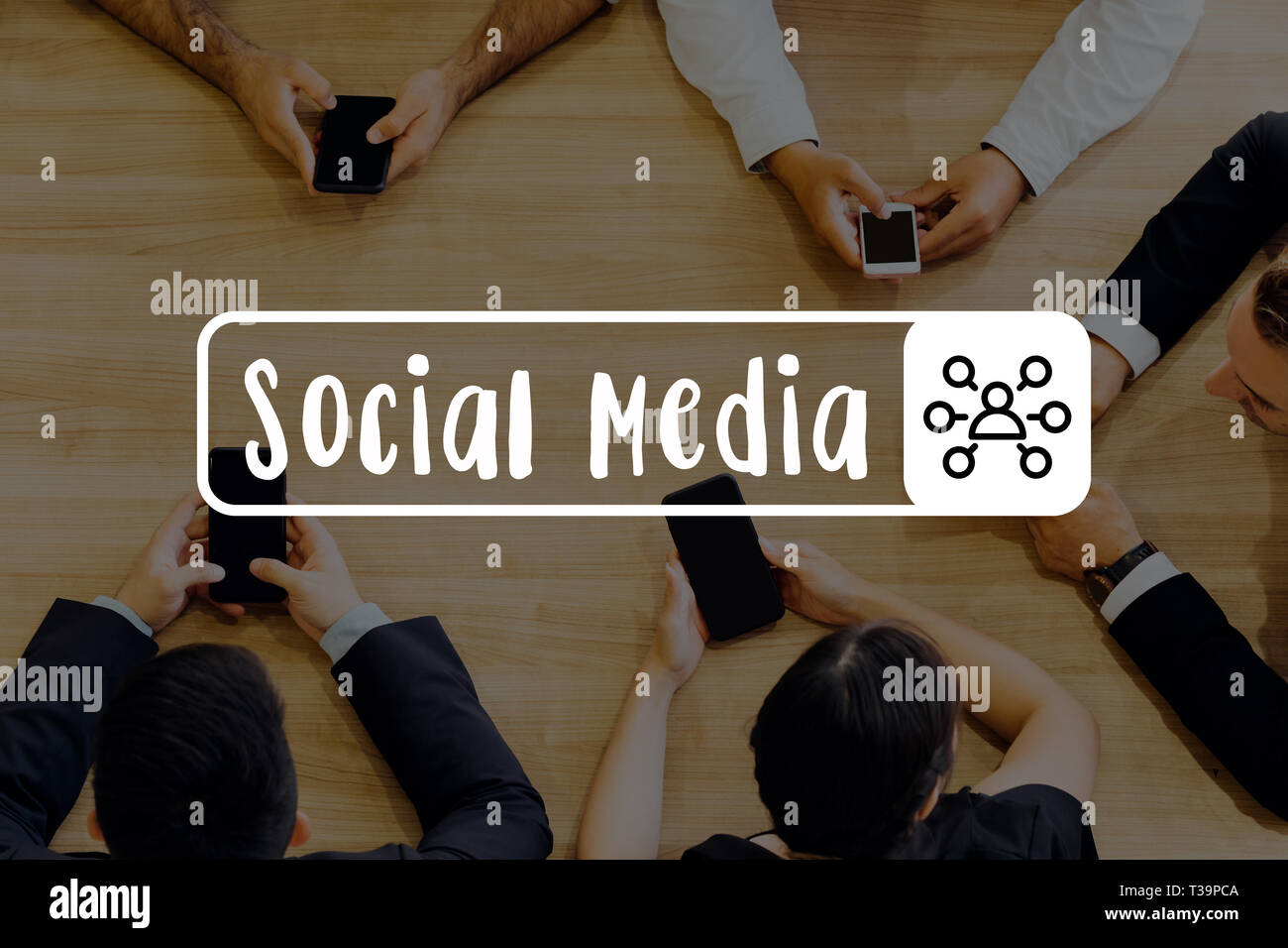 Gruppe von Geschäftsleuten Hände zusammen setzen auf Schreibtisch mit voller Analysen - Soziale Medien Wort Stockfoto