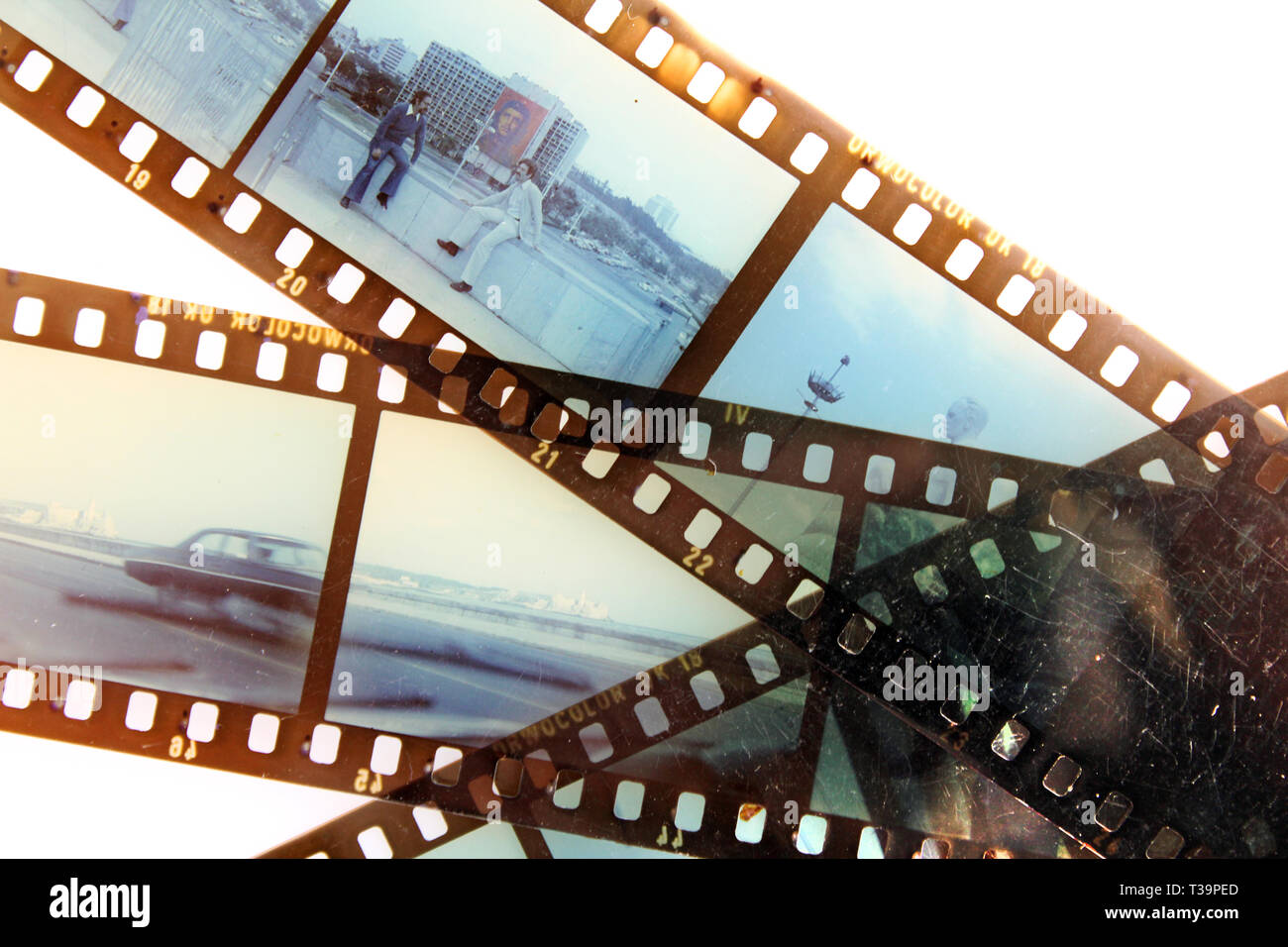 35-mm-negative Filmstreifen mit negativen Bilder von Kuba während der 1970er Jahre, auf weißem Hintergrund Stockfoto