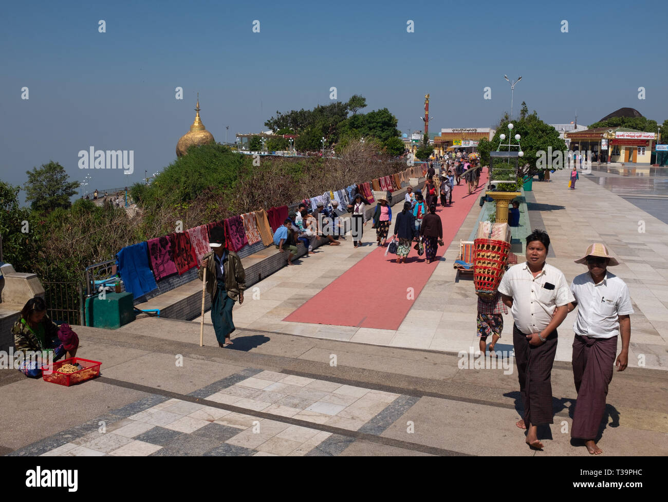 Touristen und Pilger bei Kyaiktiyo Pagode (auch bekannt als Golden Rock), Kyaiktiyo Hill, Mon, Myanmar, Birma. Stockfoto