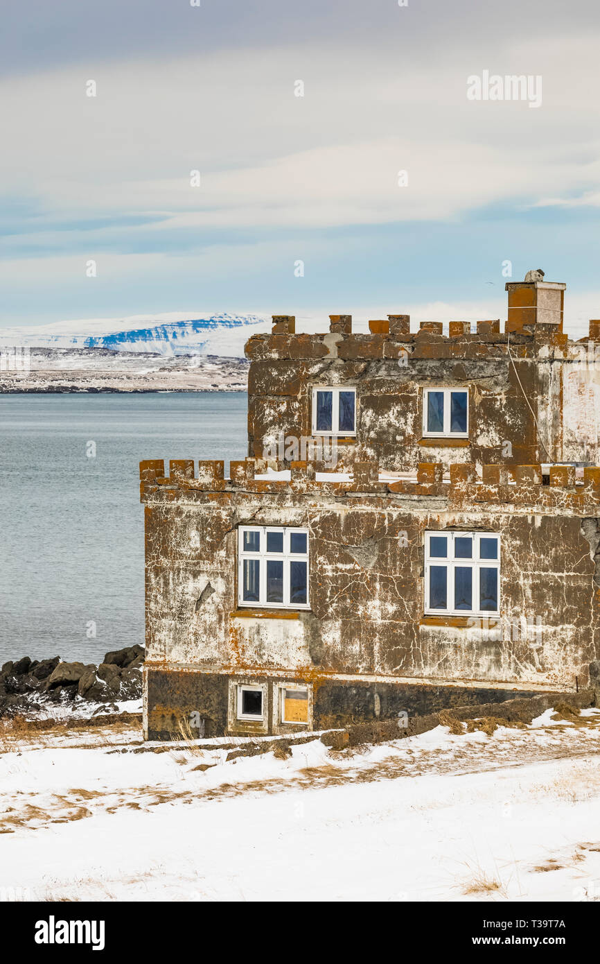 Arngerðareyri Haus aus Beton gegossen in der Gestalt einer alten Burg, zusammen Ísafjörður Fjord in den Westfjorden region Island Stockfoto