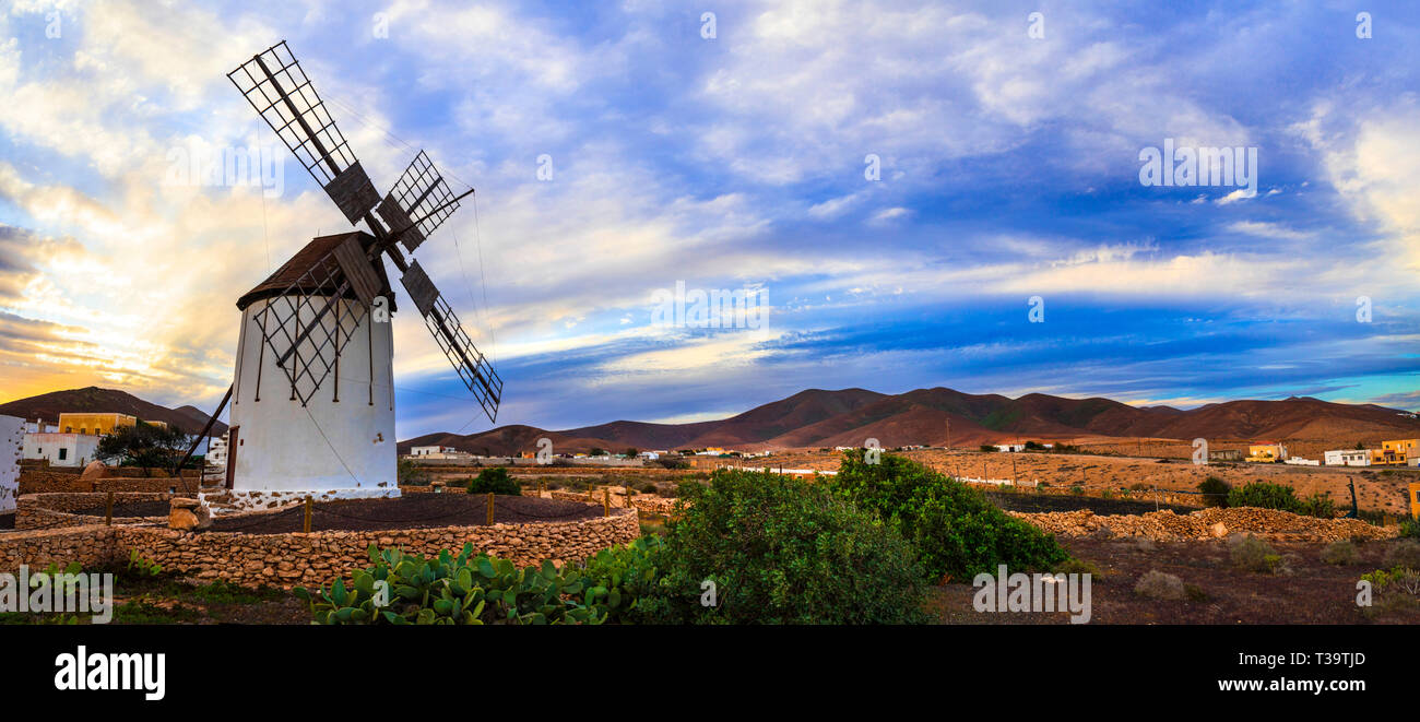 Traditionelle Windmühle über Sonnenuntergang, Fuerteventura, Spanien Stockfoto