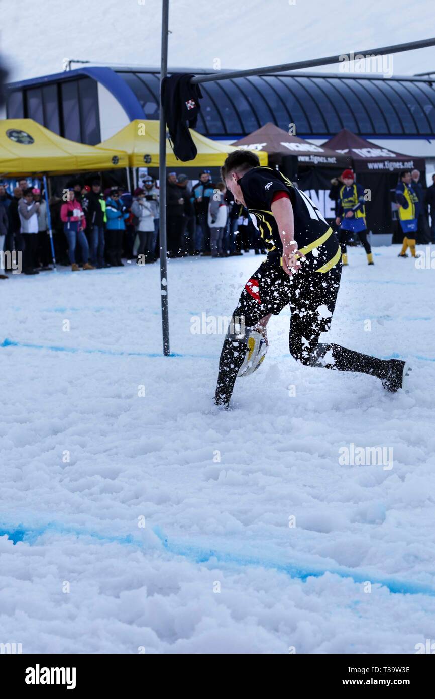 Rugby in Schnee, Val Claret, Tignes, Frankreich Stockfoto