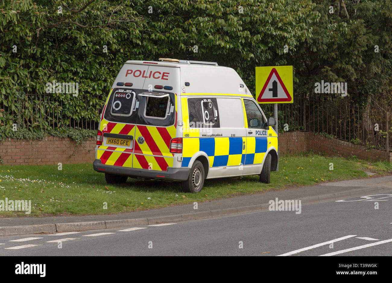 . April 2019. Polizei van und Kamera Kontrolle für das Schnellfahren Autofahrer auf ein Gras kurz im Kings würdig geparkt. Stockfoto