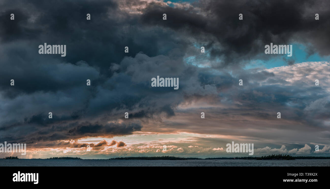 Dramatischer Mix aus Wolken am Abend über Inseln in der Georgian Bay, Ontario, Kanada Stockfoto