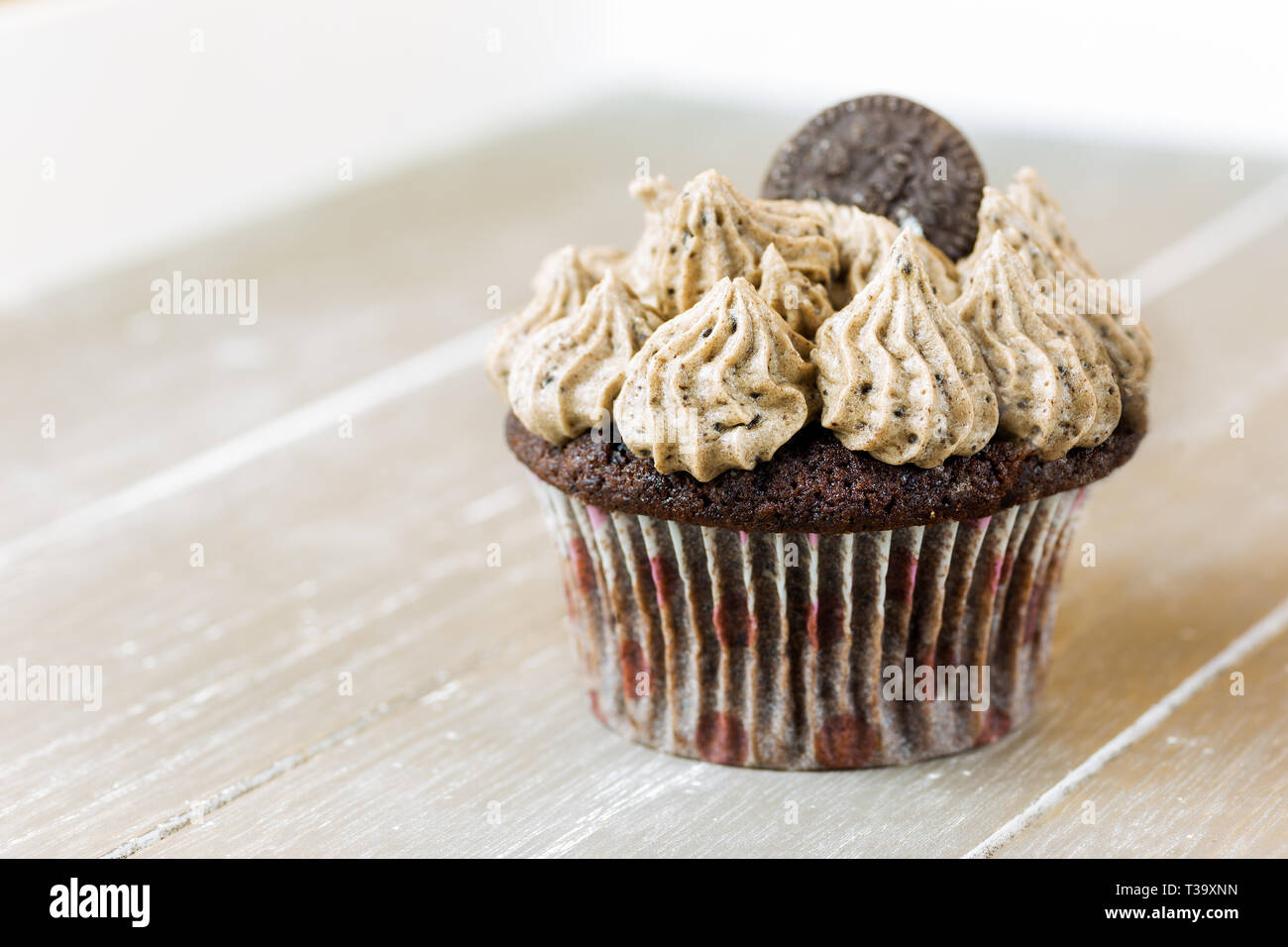 Chocolate Muffin mit Sahne und Oreo Cookies Stockfoto