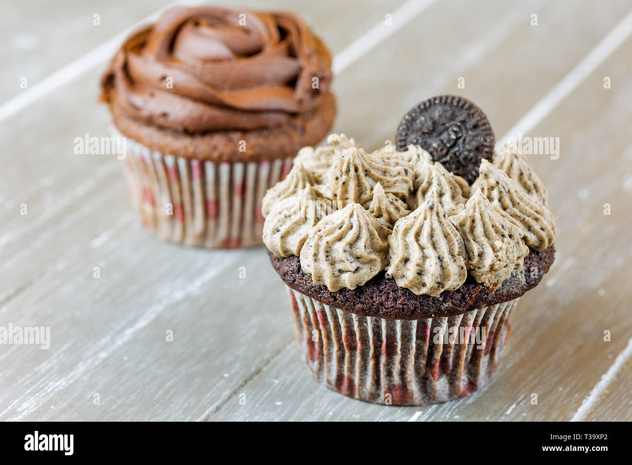 Chocolate Muffin mit Sahne und Oreo Cookies Stockfoto