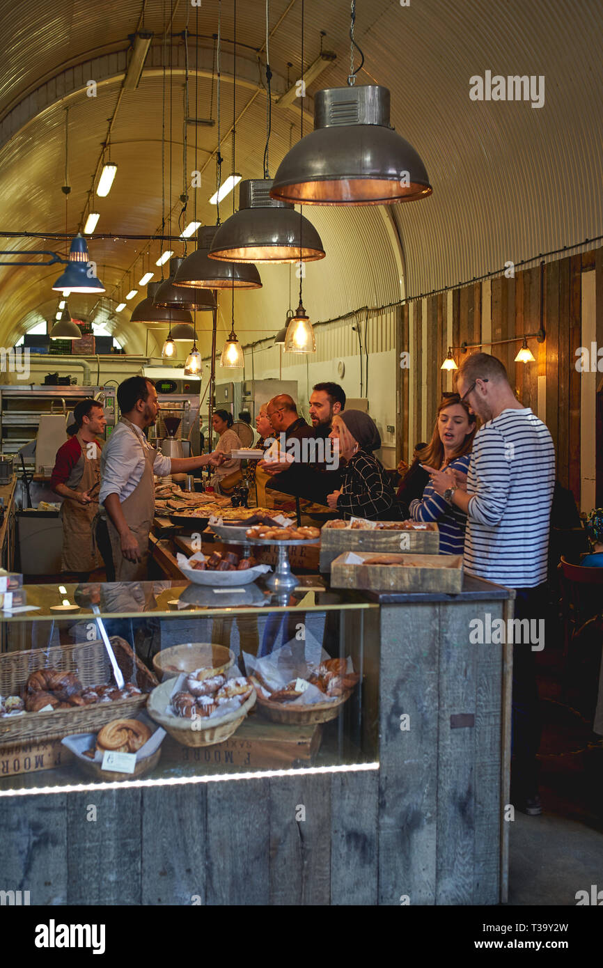 London, UK, November, 2018. Eine handwerkliche Bäckerei in Maltby Street Market, ein Gourmet Street Food Markt in Bermondsey (South London) jedes Wochenende statt. Stockfoto