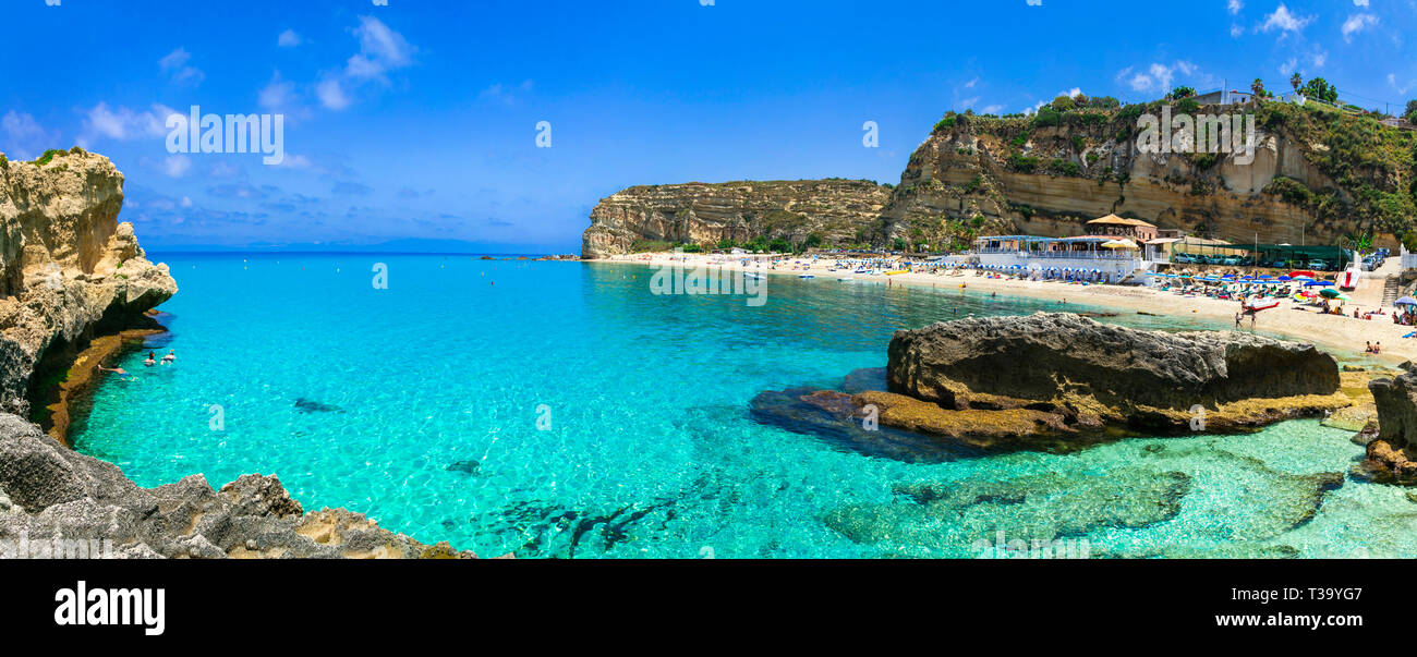 Schöner Strand in der Nähe von Tropea, mit türkisblauem Meer und Klippen, Kalabrien, Italien Stockfoto