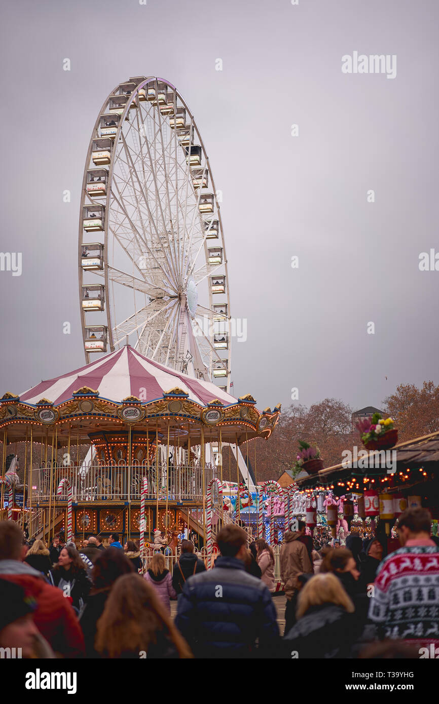 London, UK, November, 2018. Masse der Leute an einem typischen Weihnachten Kirmes. Stockfoto