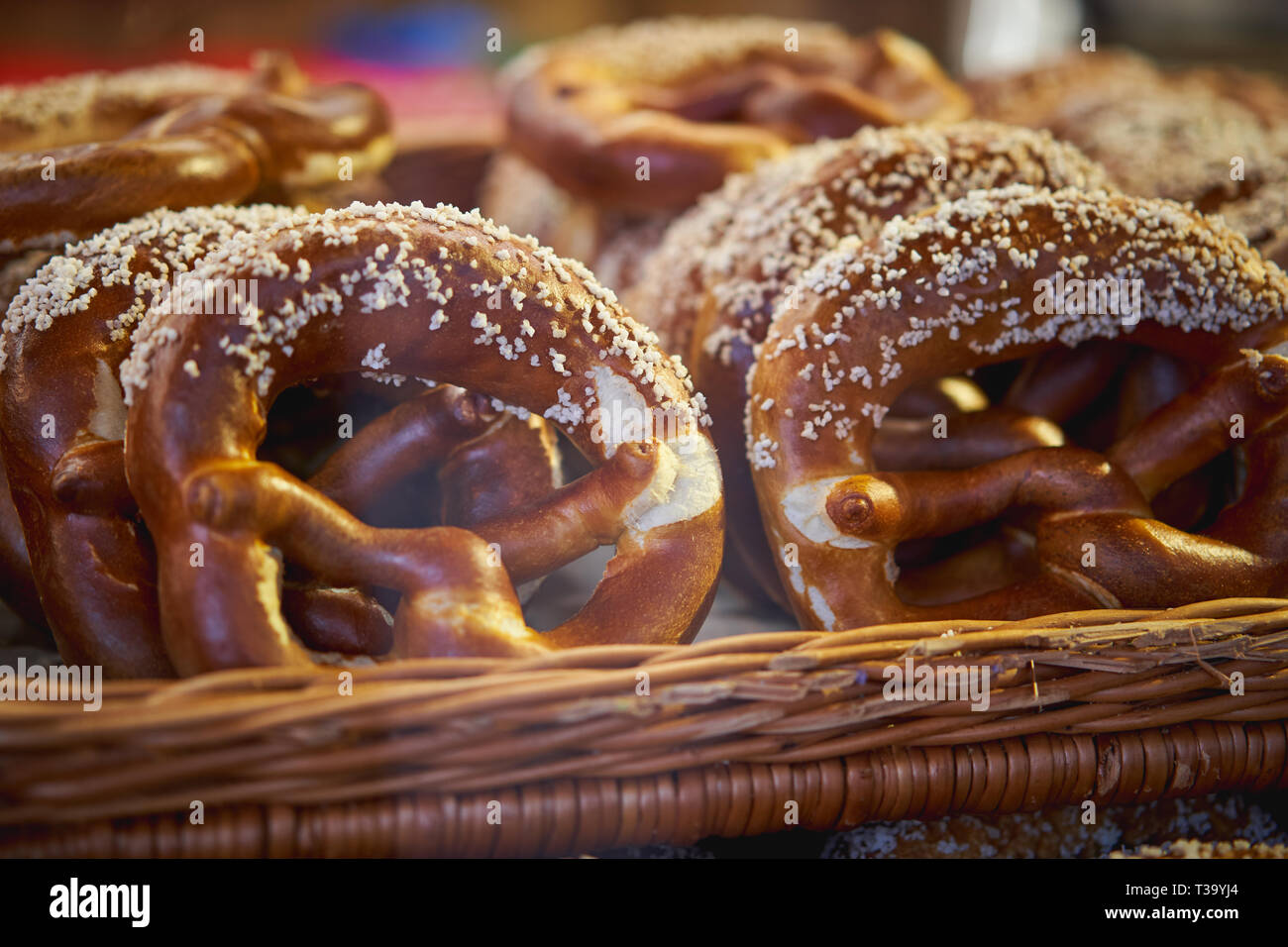 Brezeln in einem hölzernen Warenkorb auf Anzeige in einer Bäckerei. Sie sind eine Art von gebackenem Brot Produkt aus Teig am häufigsten in einem Verdrillten Knoten geformt. L Stockfoto