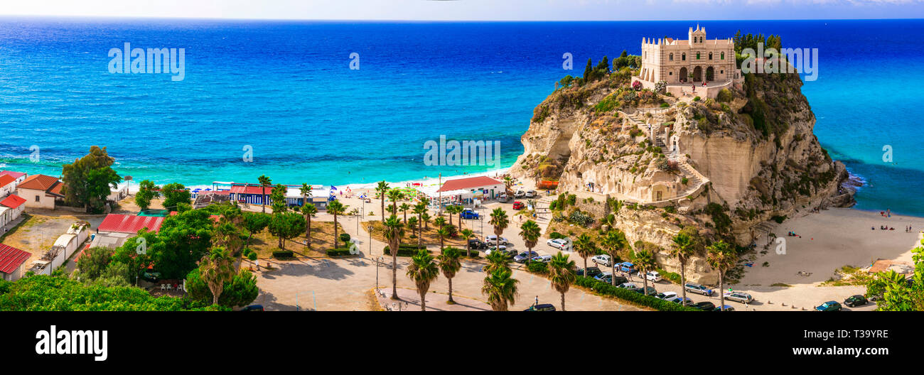 Das türkisfarbene Meer und die alte Kirche in Tropea, Kalabrien, Italien Stockfoto