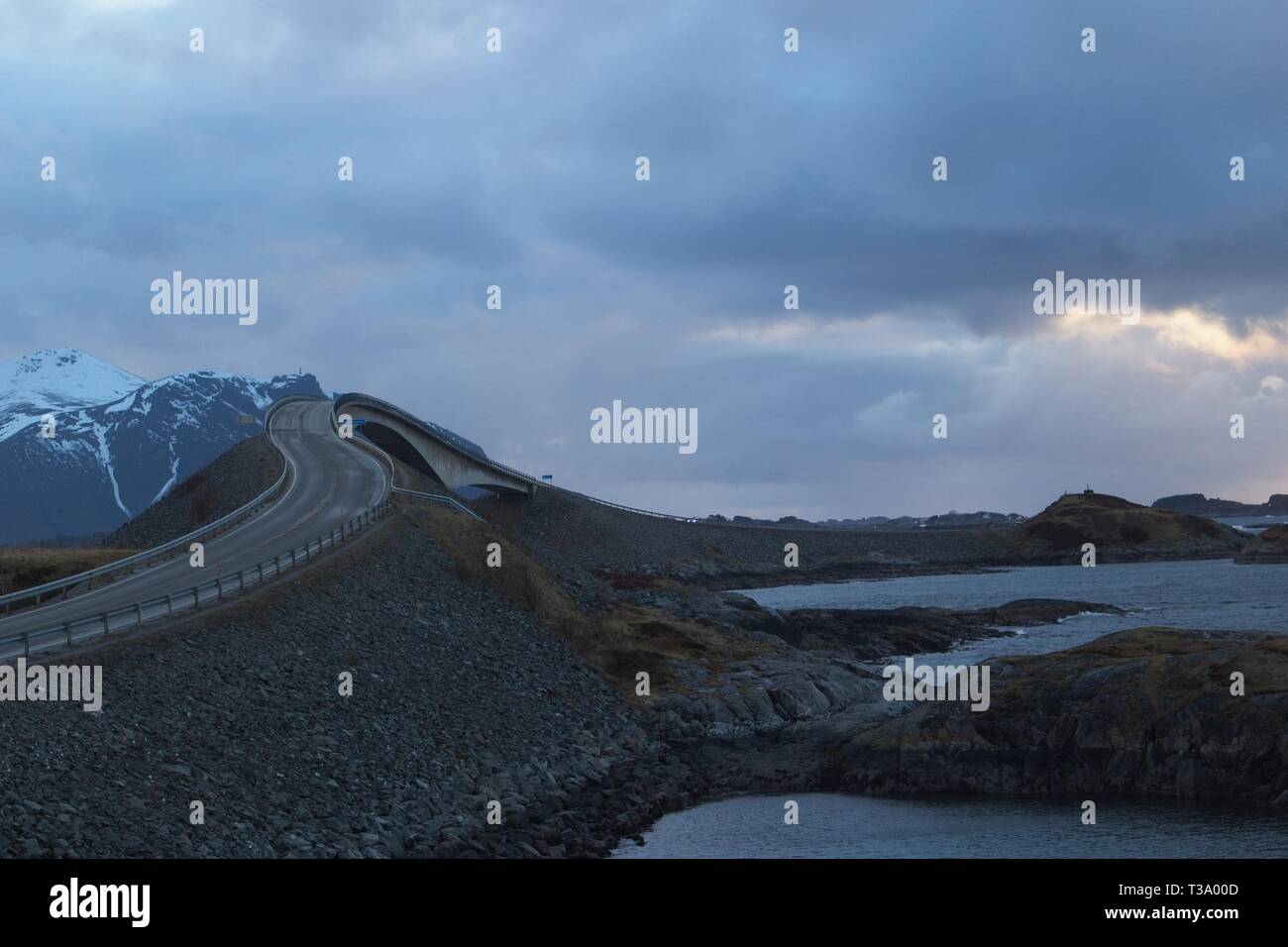 Berühmte Atlantikstraße und Bogenbrücke in Norwegen Stockfoto